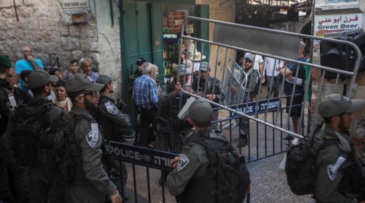 الاحتلال يداهم محال تجارية في القدس القديمة