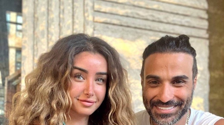 بهذه الطريقة هنأ الزاهد تدعم زوجها أحمد فهمي