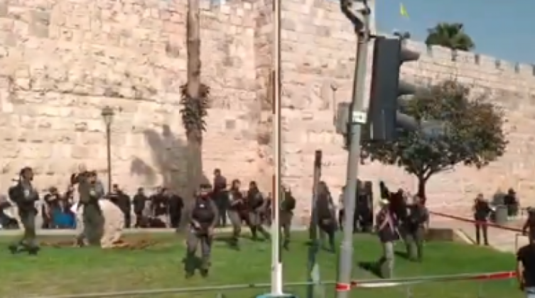 بالفيديو: 3 إصابات إحداها خطيرة بعملية طعن في القدس