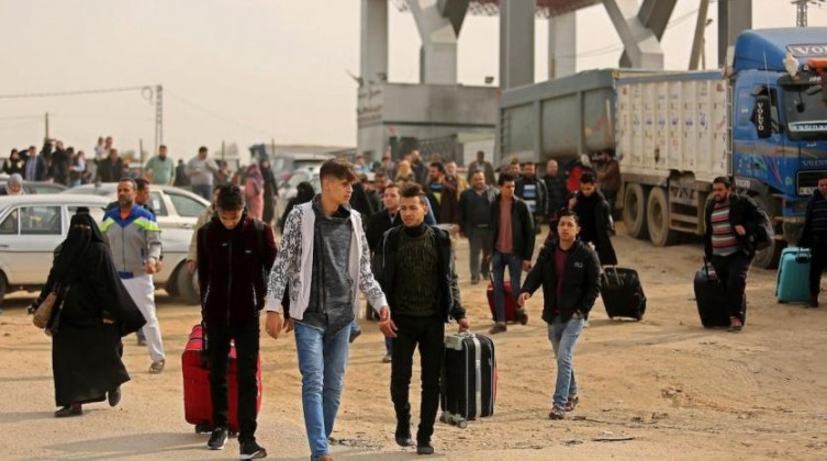 خاص: تزايد هجرة الشباب الغزي إلى الخارج.. نزيف أدمغة وطاقات فلسطينية  
