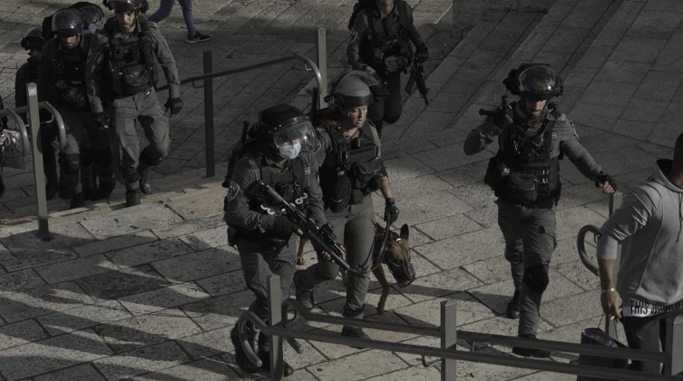 قوات الاحتلال تعتقل فتاتين من القدس