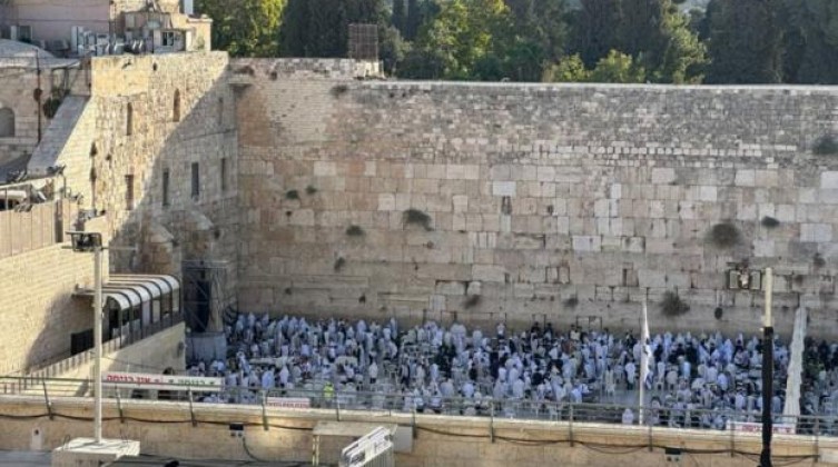 مستوطنون يؤدون طقوسا تلمودية في البلدة القديمة بالقدس