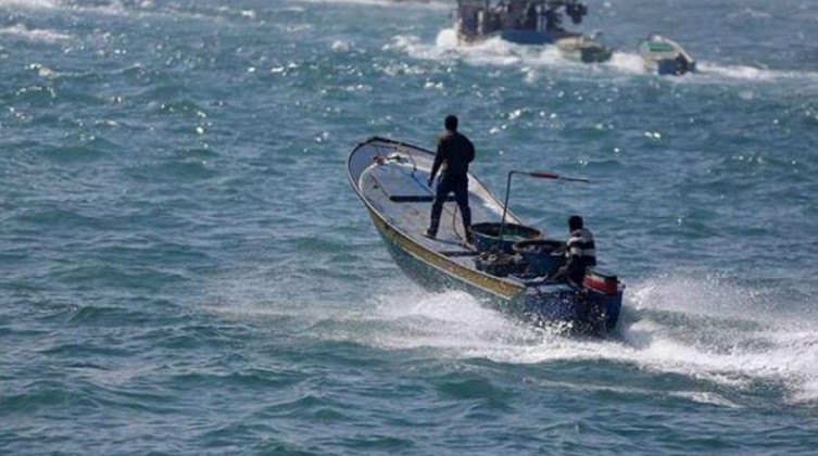 الاحتلال يصيب صيادين في بحر شمال غزة