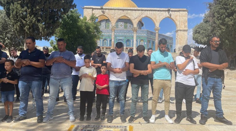 بالصور: 50 ألف مصل أدوا صلاة الجمعة في المسجد الأقصى