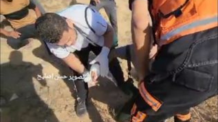 شاهد: لحظة إصابة الصحفي أبو عمرة من قبل الاحتلال شرق خانيونس