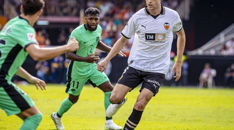 فالنسيا يصدم أتلتيكو مدريد بثلاثية نظيفة في الدوري الإسباني