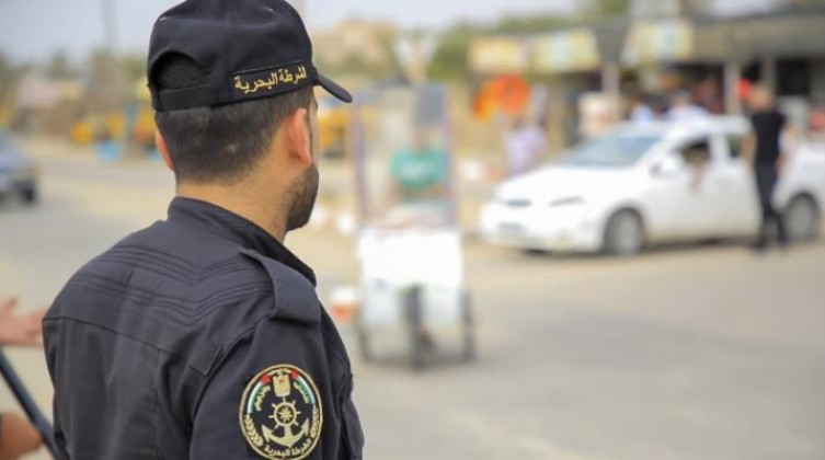 الشرطة البحرية بخانيونس تُلقي القبض على أحد الهاربين من العدالة