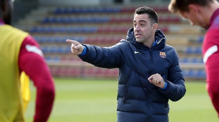 رسميا .. تجديد عقد تشافي مع برشلونة