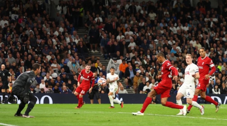 شاهد- النيران الصديقة تُهدي توتنهام انتصار قاتل على حساب ليفربول
