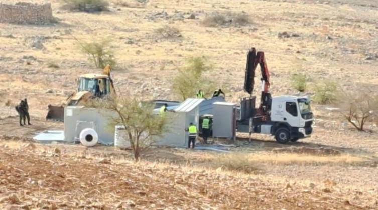 مستوطنون يدمرون منزلا قيد الإنشاء شمال أريحا