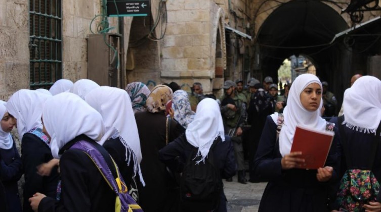 بالفيديو: الاحتلال يستولي على كتب مدرسية من المنهاج الفلسطيني بالقدس