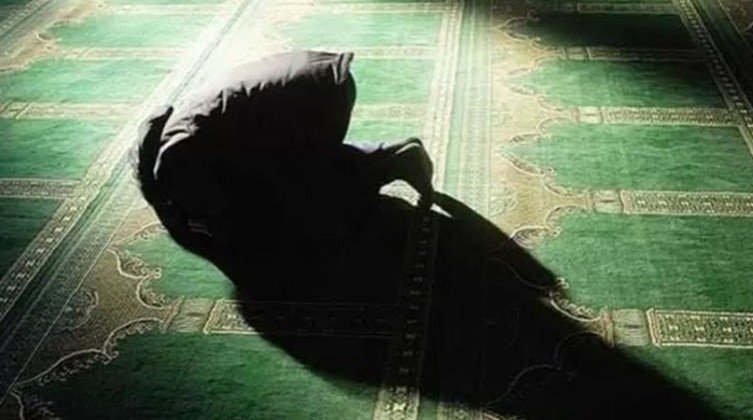 هل السرحان في الصلاة يبطلها ؟.. علماء  يُجيبون