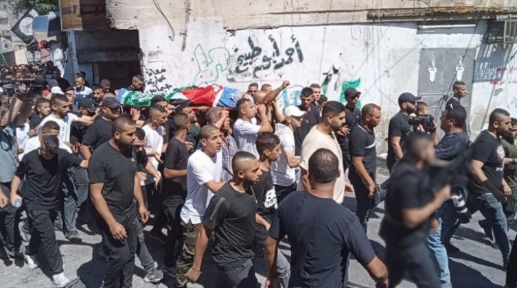 بالفيديو: جماهير غفيرة تشيع جثماني الشهيدين فرحان وأبو دغش بطولكرم