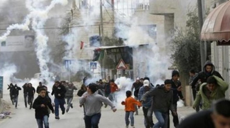 إصابات بالاختناق في صفوف الطلبة خلال اقتحام الاحتلال بلدة عناتا