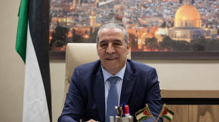 إعلام الاحتلال: لابيد التقى مع حسين الشيخ لمناقشة عدة ملفات