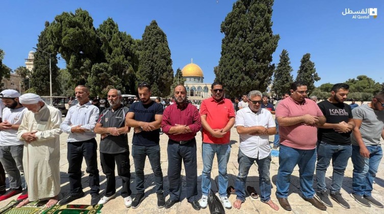 بالصور: 40 ألف مصلًّ أدوا صلاة الجمعة في المسجد الأقصى
