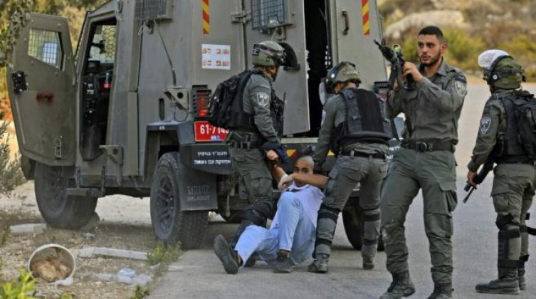 قوات الاحتلال تعتقل شابا من قلقيلية