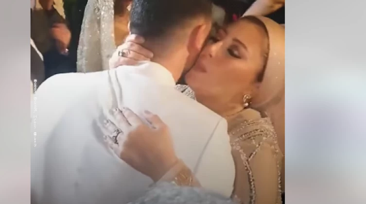 واقعة غريبة .. أم ترتدي فستان زفاف في فرح نجلها (صور)
