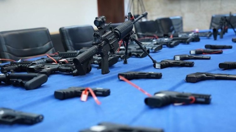 الاحتلال يعتقل عشرات الفلسطينيين بزعم الاتجار بالسلاح
