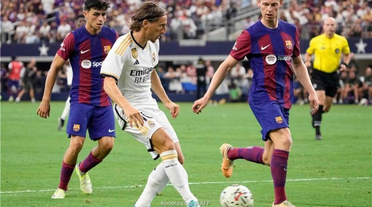 صورة: برشلونة يواجه ريال مدريد بقميص غريب!