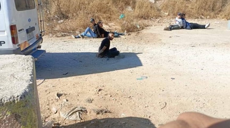 بعد احتجازهم لساعات.. الاحتلال يعتقل 5 شبان شرق نابلس