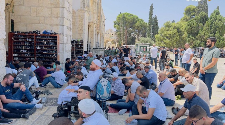 بالصور: 45 ألف مصل أدوا صلاة الجمعة في المسجد الأقصى