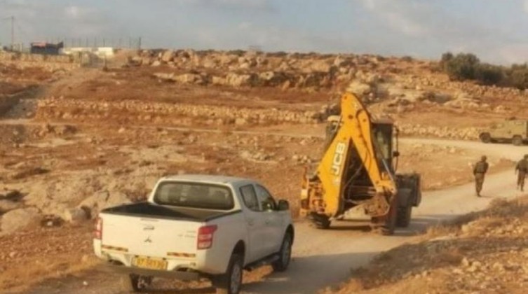قوات الاحتلال تستولي على جرافتين جنوب نابلس