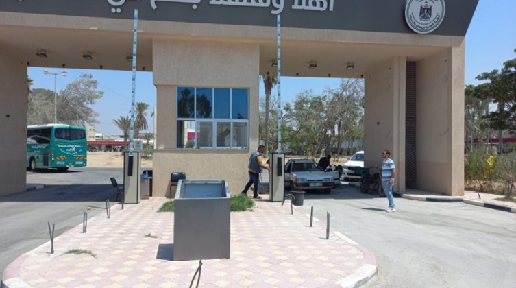 بالصور: المالية تركب بوابات إلكترونية ببوابة معبر رفح