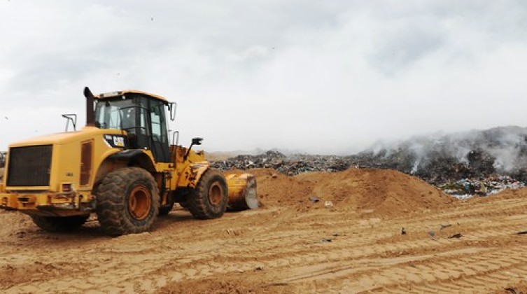 بلدية غزة تسيطر على حريق مكب النفايات شرق القطاع
