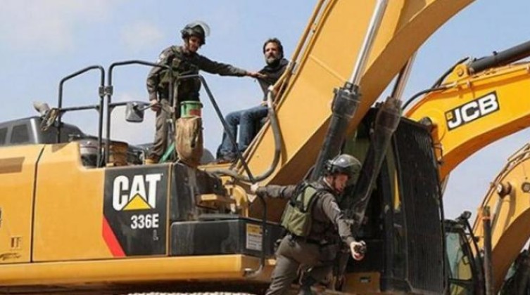 الاحتلال يستولي على جرافة في بلدة تقوع شرق بيت لحم