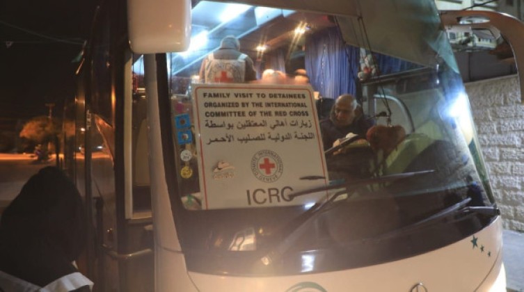 أهالي أسرى من غزة يتوجهون لزيارة أبنائهم في سجن رامون