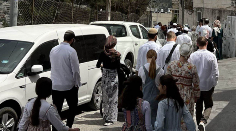 تمهيدا للاستيلاء عليها: مستوطنون يسيجون أراضي في الأغوار الشمالية