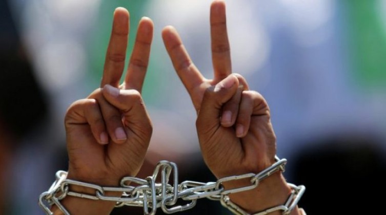 الاحتلال يُفرج عن أسير من نابلس بعد اعتقال دام 21 عامًا