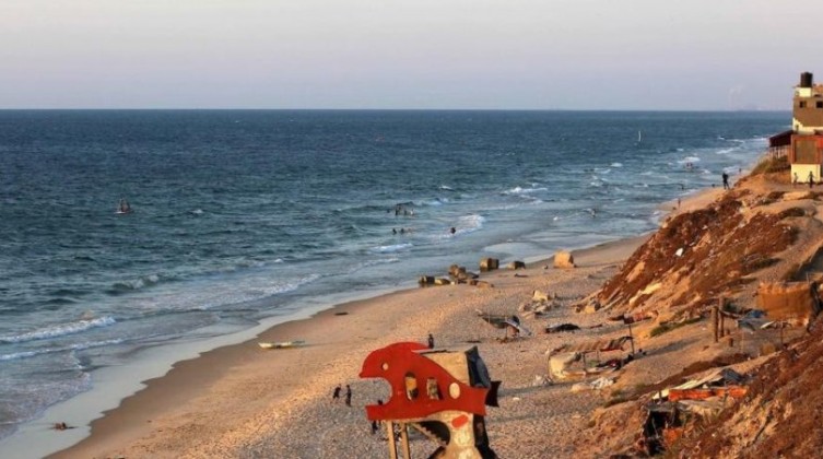 غزة: الاقتصاد توفر 2000 كوب من الردم لتدعيم منطقة مخيم الشاطئ