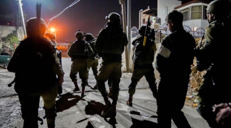 الاحتلال بشن حملة اعتقالات واسعة بالضفة والقدس