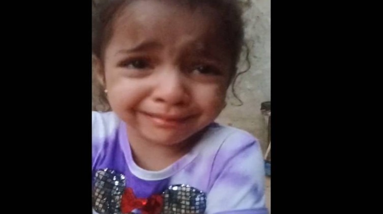 فيديو مأساوي.. طفلة تبكي ليبيا وتُبكي كل من يشاهدها