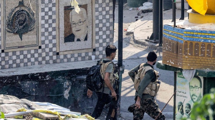 انحصار الاشتباكات في "عين الحلوة" قبل اجتماع لبحث التهدئة