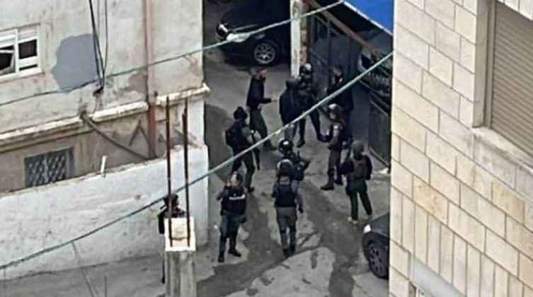 بالفيديو: الاحتلال يعتقل 3 شبان داخل منزل في أم الفحم