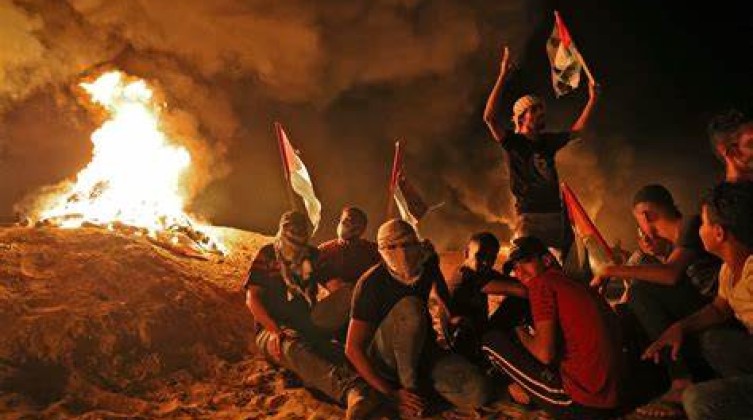 بالفيديو: فعالية الارباك الليلي وإشعال الإطارات الحارقة نصرةً للأسرى شرق غزة