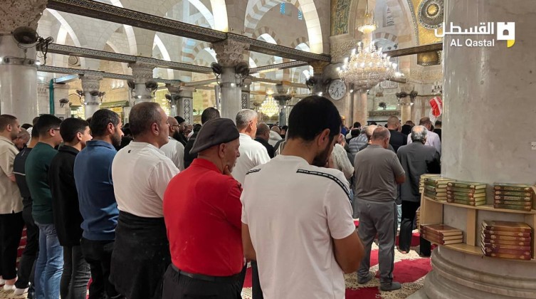 بالصور: آلاف المواطنين يؤدون صلاة الفجر في الأقصى رغم تشديدات الاحتلال