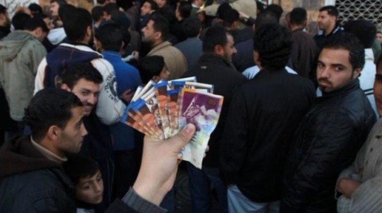 نقابة الموظفين بغزة تعقب على قرار خفض نسبة الرواتب