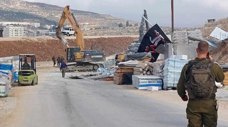 الاحتلال يهدم منشأة تجارية جنوب نابلس