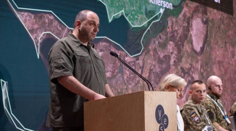 الحكومة الأوكرانية تقيل 6 نواب من وزارة الدفاع