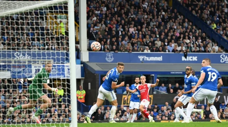 شاهد- أرسنال يحقق فوزًا صعبًا على إيفرتون في الدوري الإنجليزي