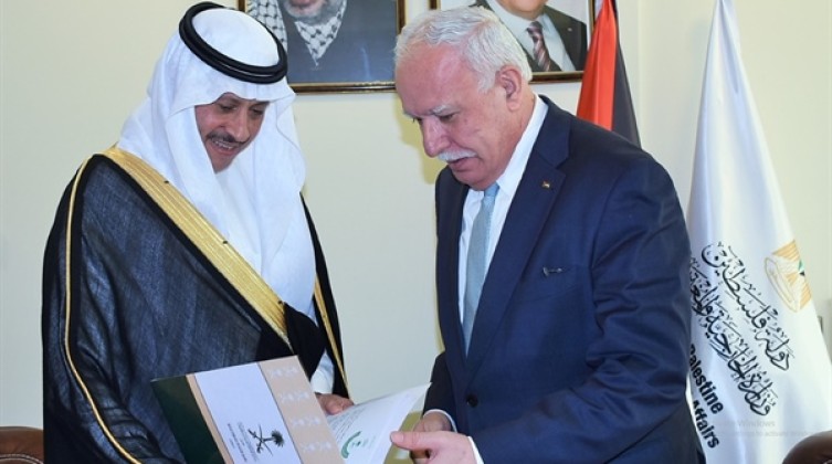 بالصور: المالكي يتسلم نسخة من اوراق اعتماد السفير السعودي