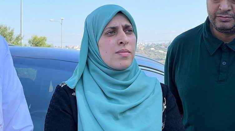بالفيديو والصور: ناشطة فلسطينية تسلم نفسها للاحتلال لقضاء محكوميتها