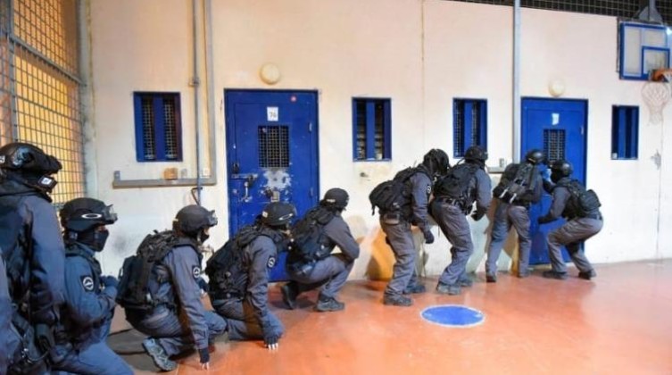 الاحتلال ينقل 6 أسرى إداريين من سجن مجدو إلى سجن النقب