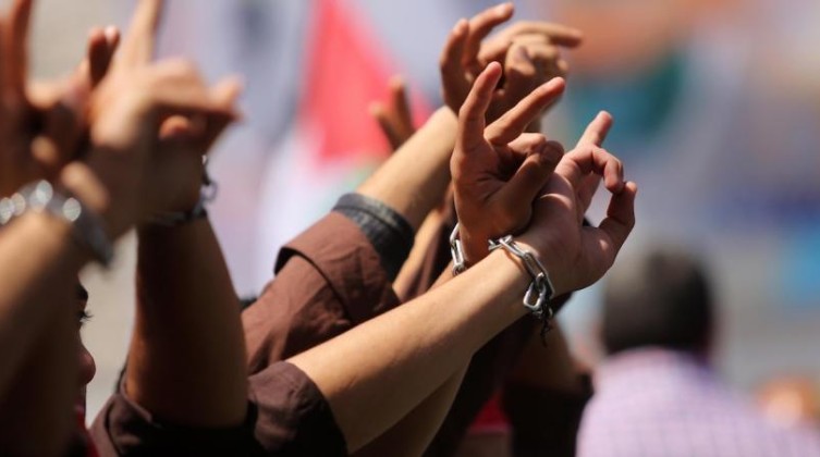 الحركة الأسيرة تصدر بياناً حول ما يتعرض له الأسرى المضربين في السجون