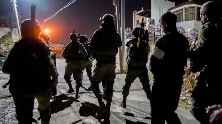 الاحتلال يعتقل مواطناً ونجليه في القدس