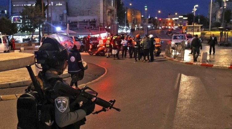 بالفيديو والصور: الاحتلال يطلق النار على شاب فلسطيني في القدس